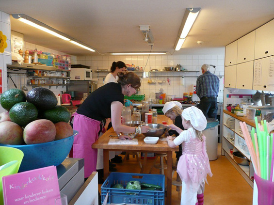 (1) Ресторан во кој работат мали дечиња Ресторан во кој работат мали дечиња