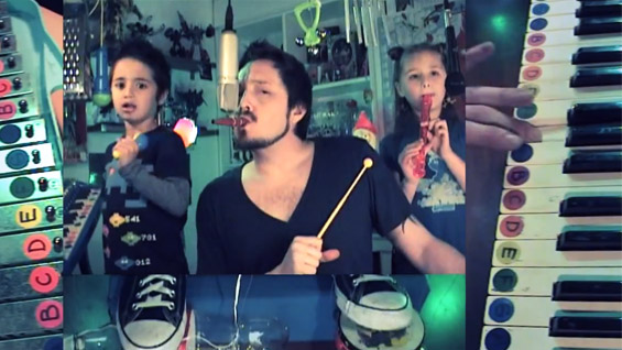 Татко и две дечиња во „Депеш Мод“ расположение