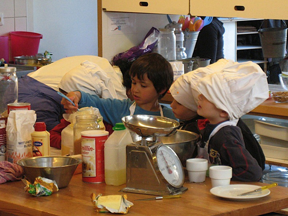 (11) Ресторан во кој работат мали дечиња Ресторан во кој работат мали дечиња