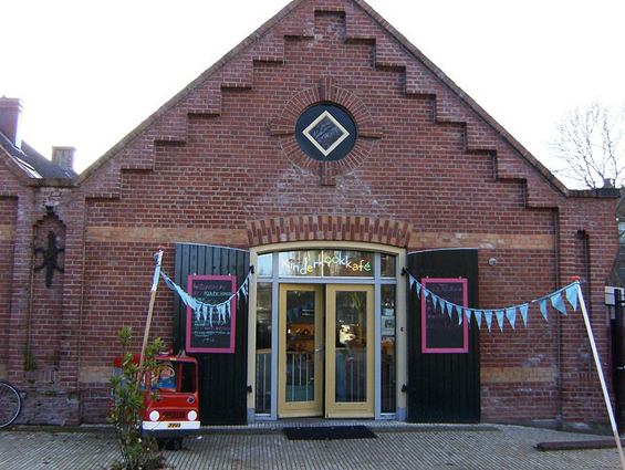 (12) Ресторан во кој работат мали дечиња Ресторан во кој работат мали дечиња