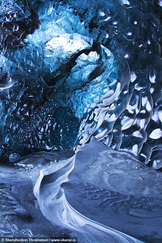 Авантурист направил фотографии во ледена пештера на -12° C