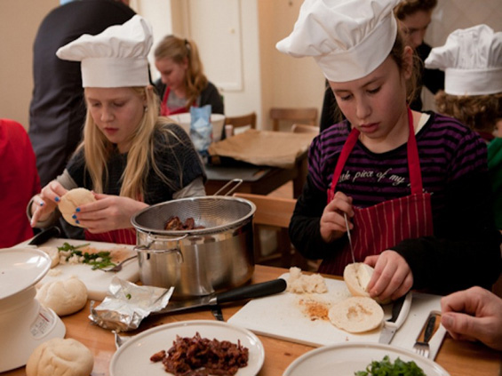 Ресторан во кој работат мали дечиња