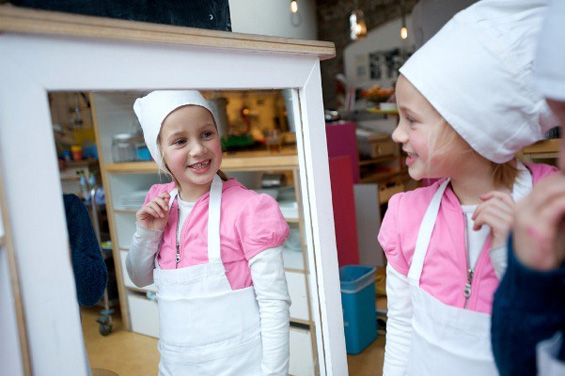 (4) Ресторан во кој работат мали дечиња Ресторан во кој работат мали дечиња