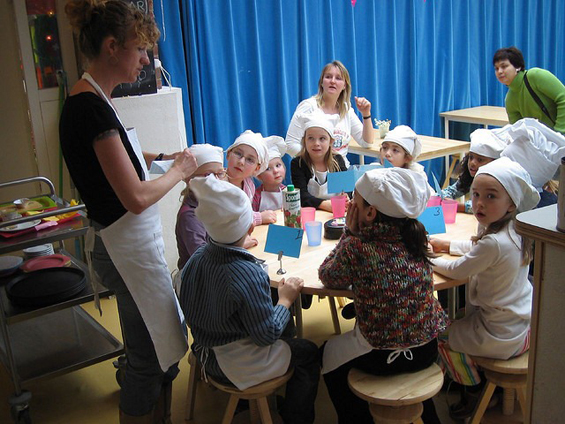 (6) Ресторан во кој работат мали дечиња Ресторан во кој работат мали дечиња