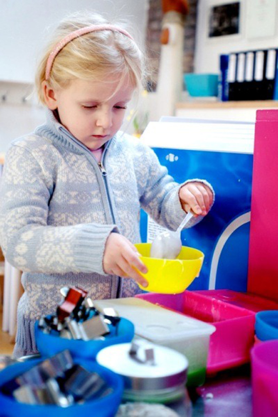 (7) Ресторан во кој работат мали дечиња Ресторан во кој работат мали дечиња