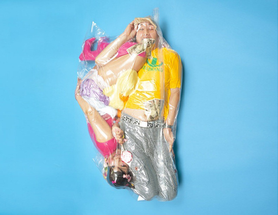 Фотограф кој замотува луѓе во пластични кеси
