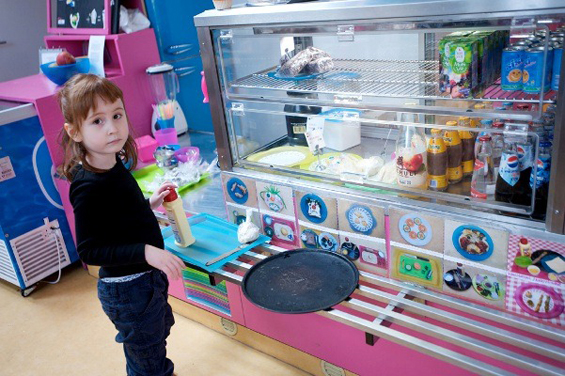 (9) Ресторан во кој работат мали дечиња Ресторан во кој работат мали дечиња