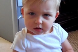 16-месечно бебе расположено за кеш и ништо друго