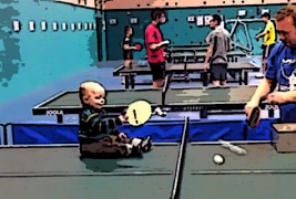 Бебе од една година игра пинг-понг