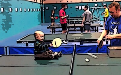 Бебе од една година игра пинг-понг