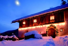 Едноставен дизајн на планинска куќа со прекрасен ентериер