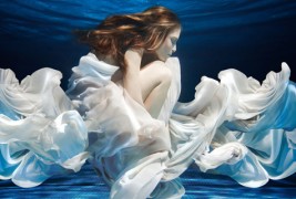 Фотографии од модели под вода кои одземаат здив