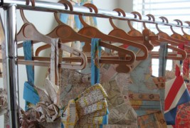 Фустани направени од мапи за патување