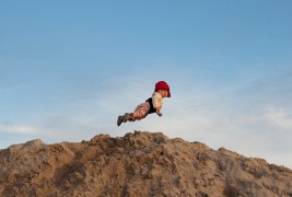 Мајка која прави фотографии од нејзиното летечко бебе