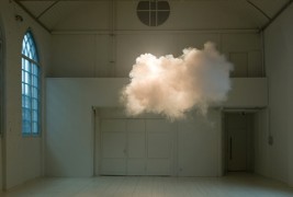 Необична уметност: лебдечки облачиња во соба