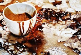 Слика со дно од шолја извалкана во кафе