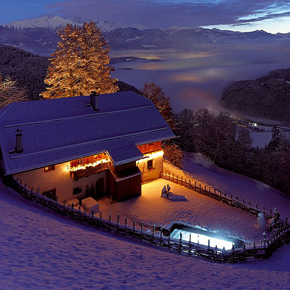 Едноставен дизајн на планинска куќа со прекрасен ентериер