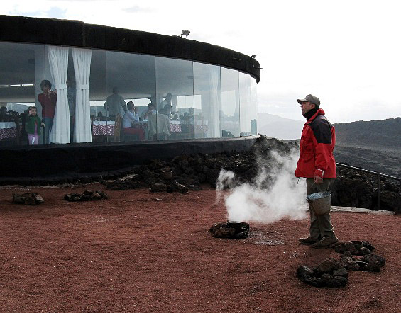 (1) Ресторан на врв на вулкан Ресторан на врв на вулкан