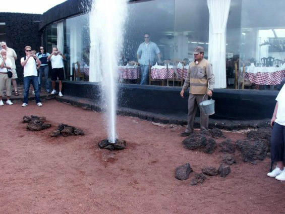 (11) Ресторан на врв на вулкан Ресторан на врв на вулкан