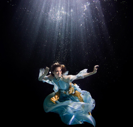 Фотографии од модели под вода кои одземаат здив