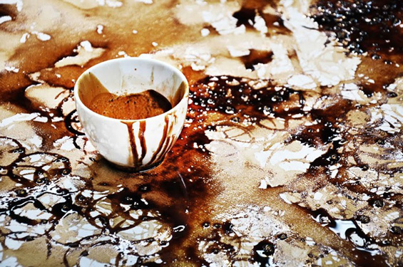 Слика со дно од шолја извалкана во кафе