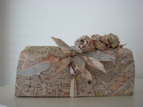 Фустани направени од географски карти