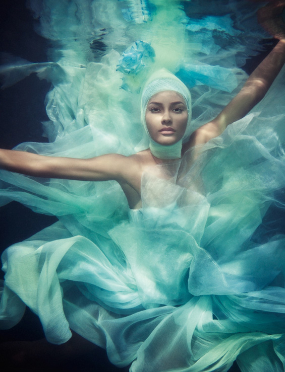 Фотографии од модели под вода кои одземаат здив
