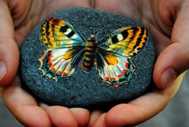 Фантастична уметност врз обични камчиња