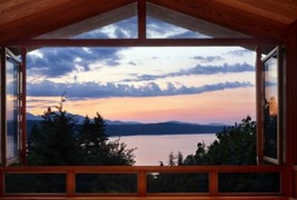 Шумска вила со прекрасен поглед кон езеро