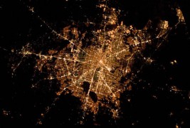 Вселенски поглед врз земјата длабоко во ноќта