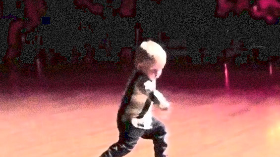 Неодолив танц на 2-годишно детенце