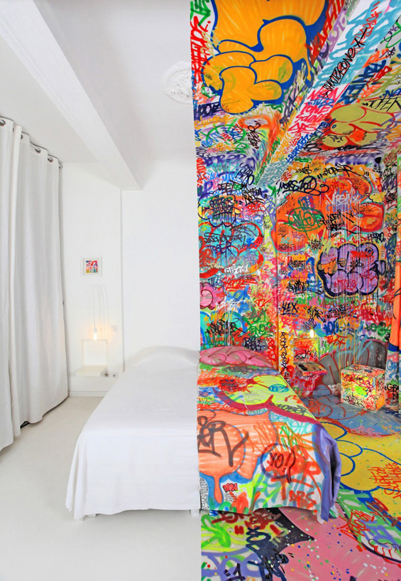 Хотелска соба декорирана со графити