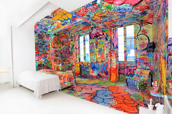 Хотелска соба декорирана со графити