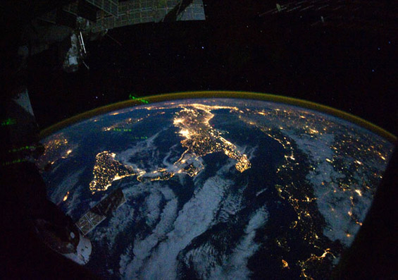 Вселенски поглед врз земјата длабоко во ноќта