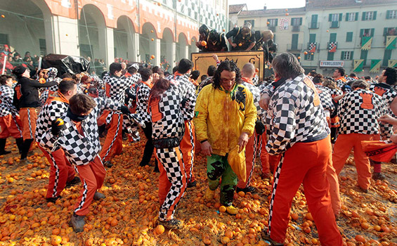 Битка со портокали во северна Италија