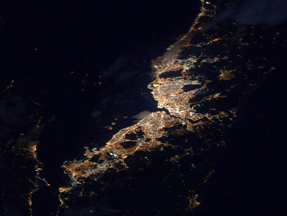 Вселенски поглед врз земјата длабоко во ноќта