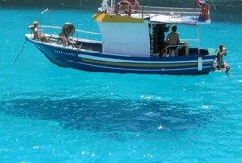 Брод кој магично лебди над површината на водата