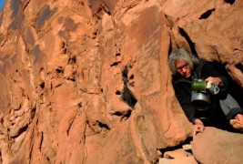 Човекот кој живее без пари