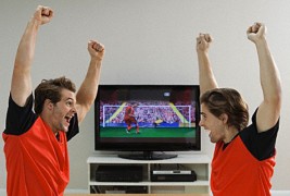 Менувам маж што гледа фудбал за шопинг во Солун