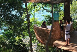 Романтичен ручек помеѓу листовите од дрвјата