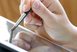 Уметничка четка која слика врз екран на допир