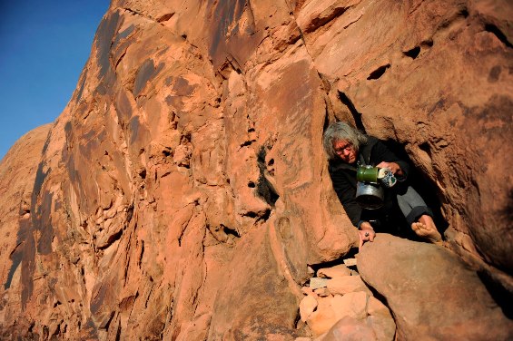 Човекот кој живее без пари