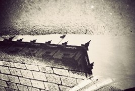 Лондон во одразот на сопствената дождливост