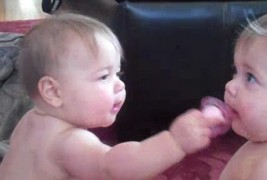 Близначиња делат иста цуцла