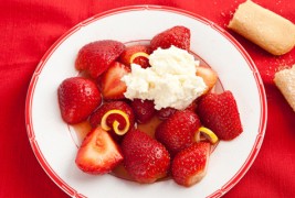 Десерт со пишкоти, шлаг и јагоди