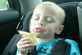 Детенце истовремено спие и јаде сладолед