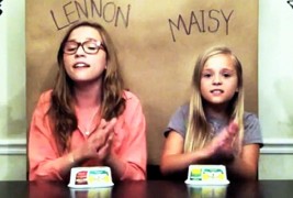 Две сестри ја пеат „Call Your Girlfriend“ и „свират“ со кутии од маргарин