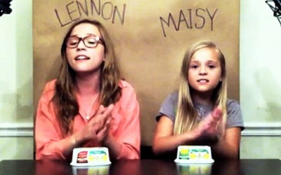 Две сестри ја пеат „Call Your Girlfriend“ и „свират“ со кутии од маргарин