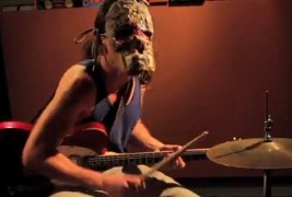 Маскиран музички талент - истовремено пее, свири гитара и удира на тапани