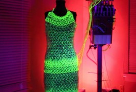 Мода на иднината: неверојатен флуоресцентен фустан